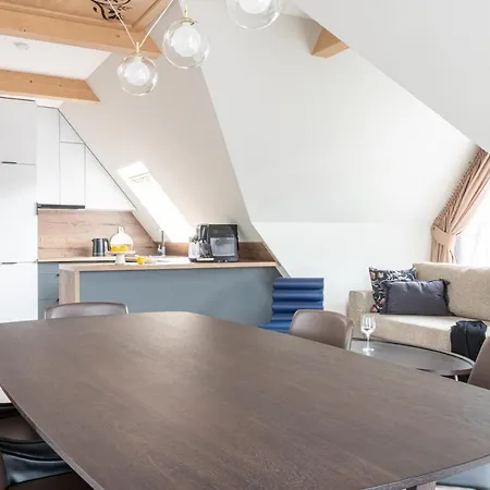 Apartament 16 *